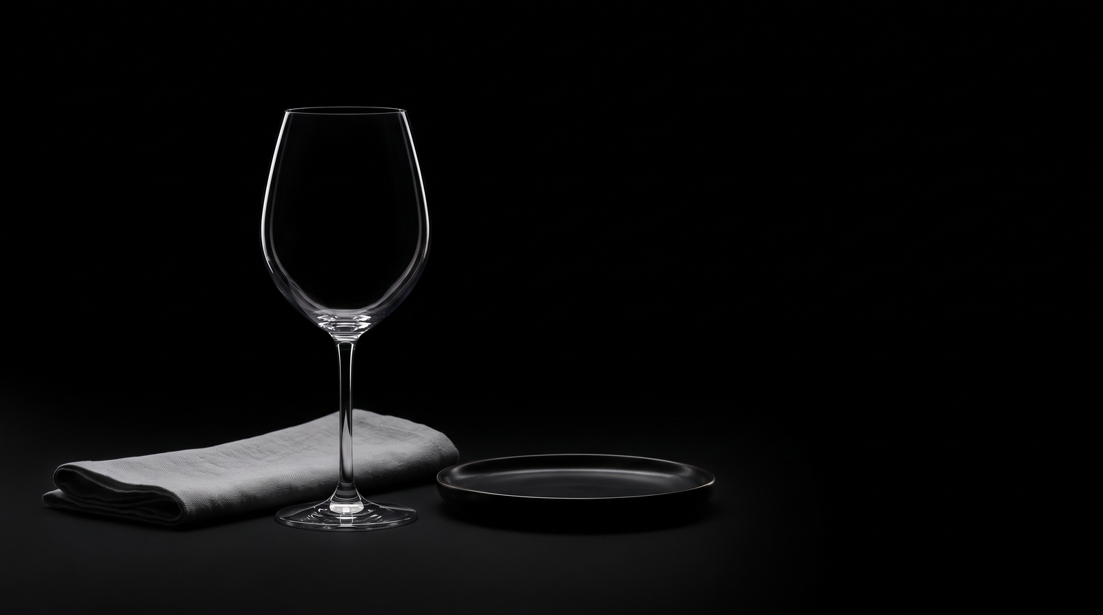 Aranjament elegant de masă cu pahar de cristal și șervet de in